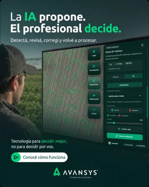 Productor en el lote junto a la pantalla de AvanSys con el mapa de malezas